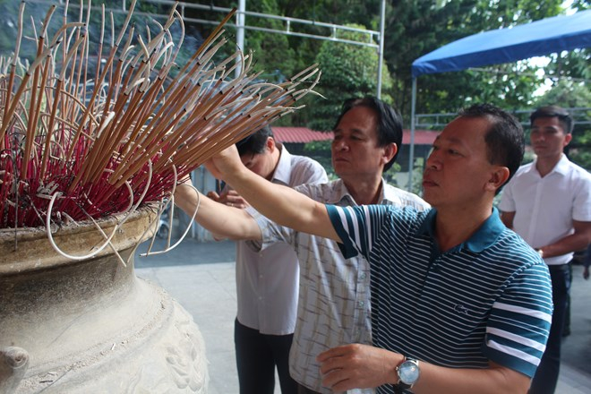 L&atilde;nh đạo B&aacute;o PLVN d&acirc;ng hương tại Khu tưởng niệm 10 nữ anh h&ugrave;ng liệt sỹ.