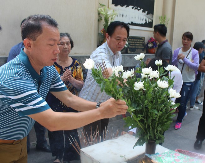 L&atilde;nh đạo B&aacute;o PLVN d&acirc;ng hương tại khu mộ của 10 nữ anh h&ugrave;ng liệt&nbsp;sỹ.