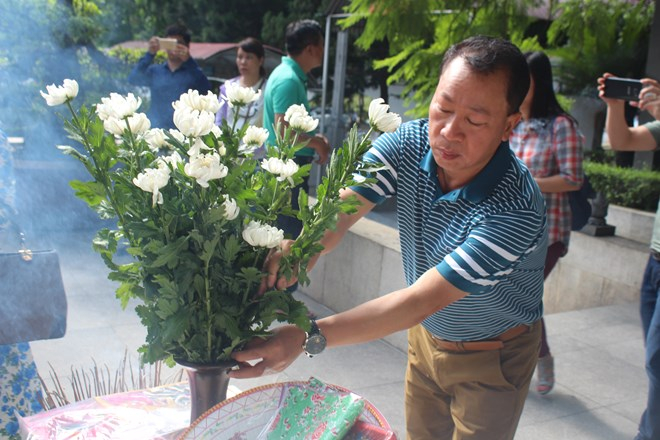 TS Đ&agrave;o Văn Hội - Tổng bi&ecirc;n tập B&aacute;o PLVN d&acirc;ng hoa tại khu mộ của&nbsp;10 nữ anh h&ugrave;ng liệt&nbsp;sỹ.