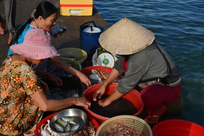 H&ograve;a m&igrave;nh v&agrave;o n&eacute;t d&acirc;n d&atilde; v&agrave; ho&agrave; m&igrave;nh v&agrave;o lối sống mộc mạc, chất ph&aacute;c của ngư d&acirc;n.