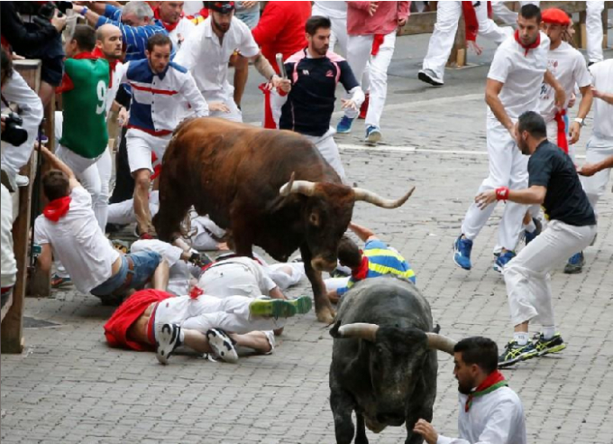 Một số h&igrave;nh ảnh tại Lễ hội b&ograve; đuổi San Fermin ở Pamplona, T&acirc;y Ban Nha h&ocirc;m 14/7/2017. Ảnh Reuters