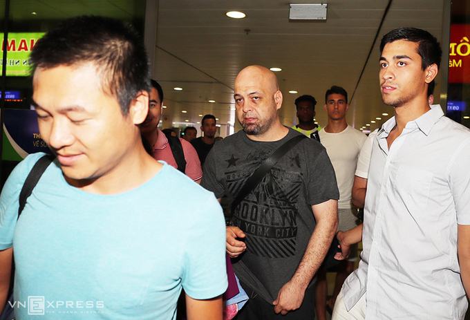 Pierre Francois Flores (đen) đ&aacute;p chuyến bay từ H&agrave; Nội đến TP HCM l&uacute;c 12h đ&ecirc;m để n&eacute; tr&aacute;nh truyền th&ocirc;ng cũng như sự ch&uacute; &yacute; của dư luận.