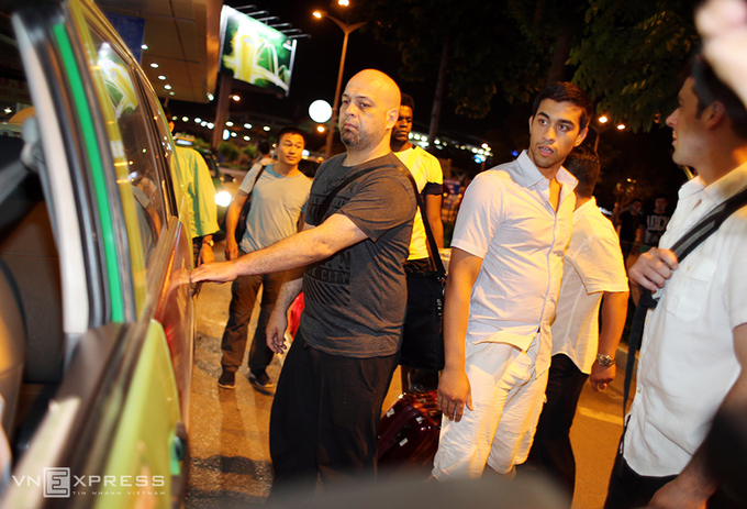 Sau một hồi lạc đường, họ cũng t&igrave;m được cho m&igrave;nh một chiếc taxi ưng &yacute; để về kh&aacute;ch sạn.