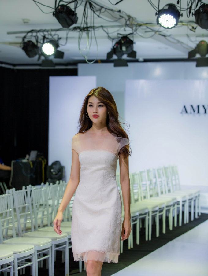 Quỳnh Ch&acirc;u diện phong c&aacute;ch chất lừ tr&ecirc;n s&agrave;n tập catwalk