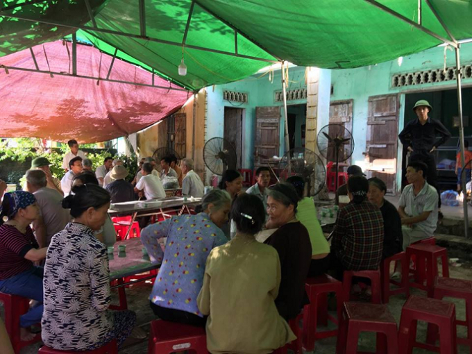 B&agrave; con h&agrave;ng x&oacute;m đến chia buồn c&ugrave;ng gia đ&igrave;nh bệnh nh&acirc;n chết bất thường.