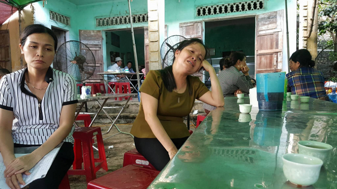 Chị &Aacute;i v&agrave; chị Khanh thẫn thờ, kh&oacute;c ngất trước sự việc đau l&ograve;ng xảy ra.