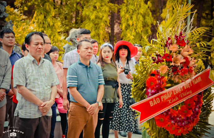 Tổng bi&ecirc;n tập b&aacute;o Ph&aacute;p luật Việt Nam TS. Đ&agrave;o Văn Hội v&agrave; B&iacute; thư Đảng ủy - Ph&oacute; TBT &ocirc;ng Đặng Ngọc Luyến dẫn đầu đo&agrave;n c&ocirc;ng t&aacute;c.