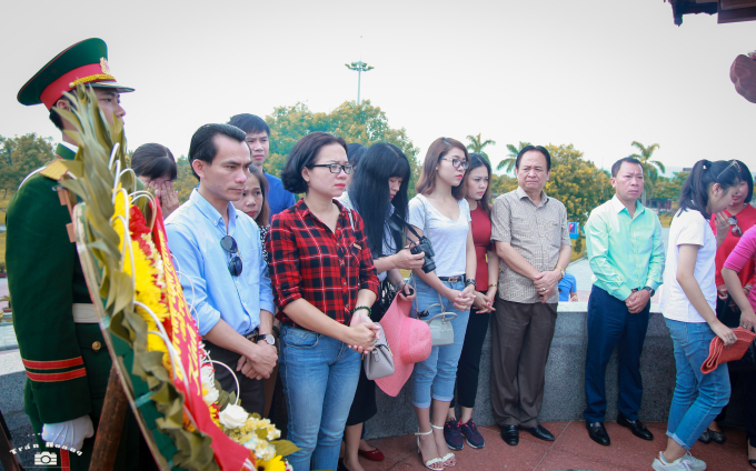 Với hơn 60 người gồm l&atilde;nh đạo, c&aacute;n bộ v&agrave; ph&oacute;ng vi&ecirc;n b&aacute;o Ph&aacute;p luật Việt Nam hướng về miền Trung