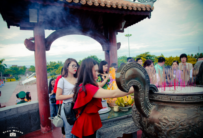 D&acirc;ng hương tr&ecirc;n tượng đ&agrave;i th&agrave;nh cổ Quảng Trị.