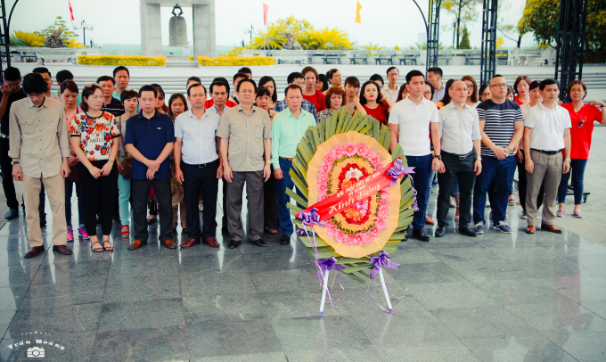 Ng&agrave;y 13/7, đo&agrave;n c&ocirc;ng t&aacute;c b&aacute;o Ph&aacute;p luật Việt Nam d&acirc;ng hương tại nghĩa trang Trường Sơn v&agrave; nghĩa trang đường 9 - Quảng Trị.