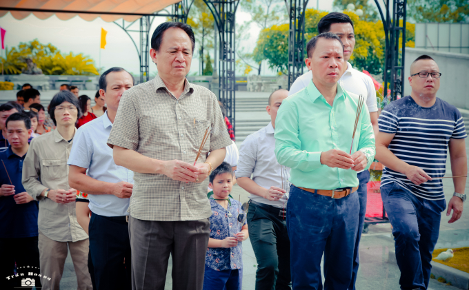 TS. Đ&agrave;o Văn Hội - Tổng bi&ecirc;n tập v&agrave; B&iacute; thư Đảng ủy - Ph&oacute; TBT Đặng Ngọc Luyến d&acirc;ng hương tại Nghĩa trang Trường Sơn.