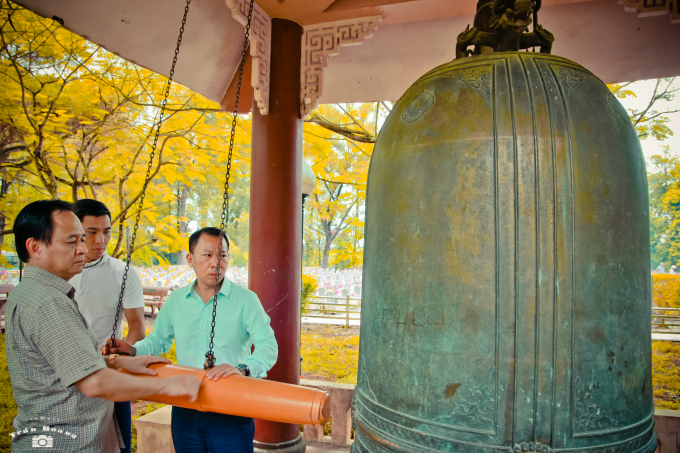 Gi&oacute;ng l&ecirc;n 9 hồi chu&ocirc;ng b&aacute;o c&aacute;o với c&aacute;c anh h&ugrave;ng liệt sỹ tại Nghĩa trang Trường Sơn.