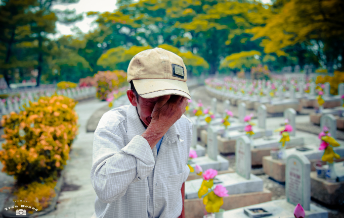 &Ocirc;ng L&ecirc; Văn Nguy&ecirc;n bồi hồi x&uacute;c động khi vượt chặng đường xa x&ocirc;i từ Nghệ An v&agrave;o Nghĩa trang Trường Sơn - Quảng Trị viếng mộ phần anh trai m&igrave;nh.