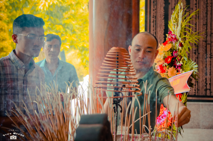 Tổng thư k&yacute; t&ograve;a soạn Ph&aacute;p luật Plus Phạm Quốc Cường d&acirc;ng hương tại di t&iacute;ch Ng&atilde; 3 Đồng Lộc.