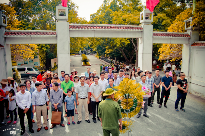 Tại di t&iacute;ch ng&atilde; 3 Đồng Lộc, đo&agrave;n đ&atilde; được lắng nghe về lịch sử h&agrave;o h&ugrave;ng của những chiến sỹ nơi đ&acirc;y.