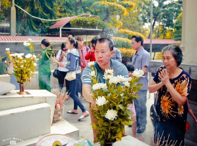 Sửa soạn hương hoa đến từng mộ phần 10 c&ocirc; g&aacute;i.