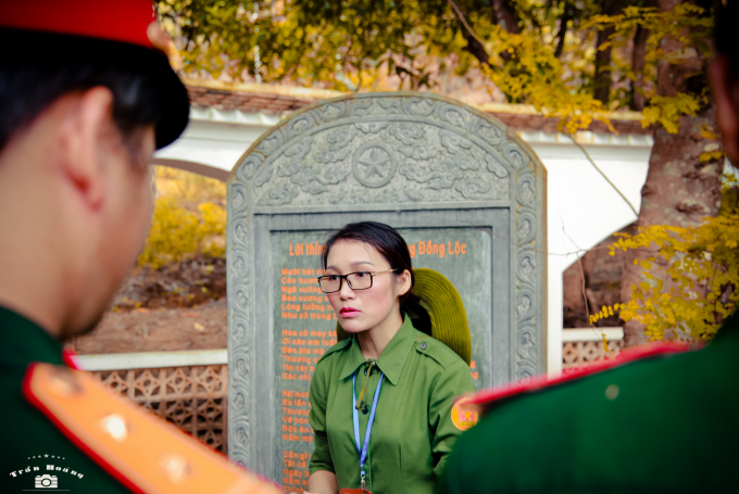 C&ocirc; hướng dẫn vi&ecirc;n khu di t&iacute;ch ng&atilde; 3 Đồng Lộc những ng&agrave;y n&agrave;y lu&ocirc;n đ&ocirc;ng đ&uacute;c c&aacute;c đồng đội v&acirc;y quanh.