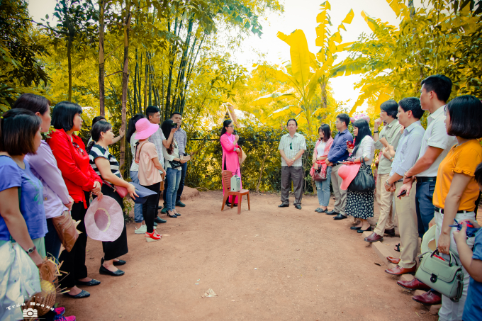 C&ugrave;ng ng&agrave;y 14/7, đo&agrave;n c&ocirc;ng t&aacute;c b&aacute;o Ph&aacute;p luật Việt Nam đ&atilde; gh&eacute; thăm qu&ecirc; B&aacute;c tại Kim Li&ecirc;n, huyện Nam Đ&agrave;n, tỉnh Nghệ An.