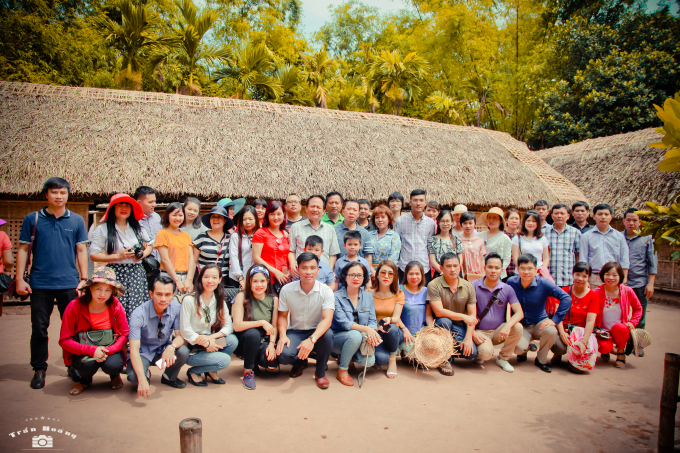 V&agrave; chụp ảnh lưu niệm tại ng&ocirc;i nh&agrave; tranh đơn sơ của B&aacute;c Hồ.