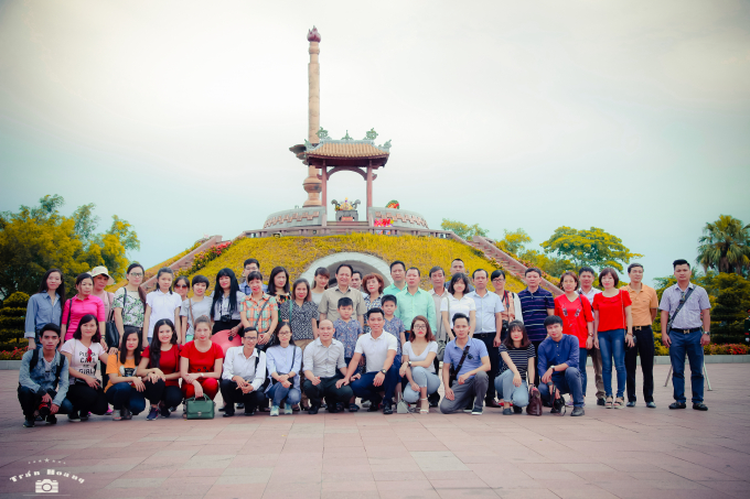 To&agrave;n thể c&aacute;n bộ, ph&oacute;ng vi&ecirc;n b&aacute;o Ph&aacute;p luật Việt Nam tại Th&agrave;nh cổ - Quảng Trị.