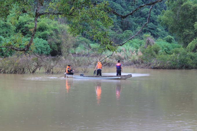Lực lượng cứu hộ đang t&iacute;ch cực t&igrave;m kiếm thi thể 2 nạn nh&acirc;n c&ograve;n lại.