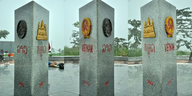 &nbsp;Cột mốc l&agrave;m bằng đ&aacute; hoa cương, c&oacute; h&igrave;nh trụ tam gi&aacute;c, mỗi mặt quay về hướng quốc gia đ&oacute; c&oacute; t&ecirc;n nước v&agrave; quốc huy trang trọng.&nbsp;