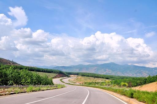 &nbsp;Đến đ&acirc;y, du kh&aacute;ch sẽ được m&atilde;n nh&atilde;n với kh&ocirc;ng gian n&uacute;i đồi tr&ugrave;ng điệp v&ocirc; c&ugrave;ng đẹp mắt.