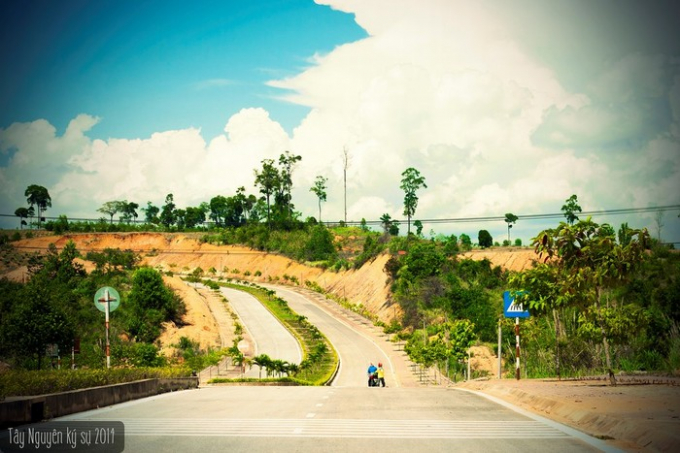 &nbsp;Nếu di chuyển&nbsp;bằng xe m&aacute;y, th&igrave; h&atilde;y lưu &yacute; đi&nbsp;đ&uacute;ng tốc độ, v&agrave; ch&uacute; &yacute; hỏi đường v&igrave; đường đi kh&aacute; kh&oacute; khăn.&nbsp;