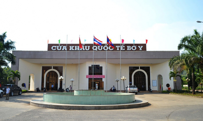 &nbsp;Khi đến cửa khẩu du kh&aacute;ch phải xin ph&eacute;p c&aacute;c anh bi&ecirc;n ph&ograve;ng để được chạy l&ecirc;n cột mốc. C&oacute; thể chinh phục ho&agrave;n tất Ng&atilde; ba Đ&ocirc;ng Dương v&agrave; trở về Kon Tum trong ng&agrave;y.&nbsp;