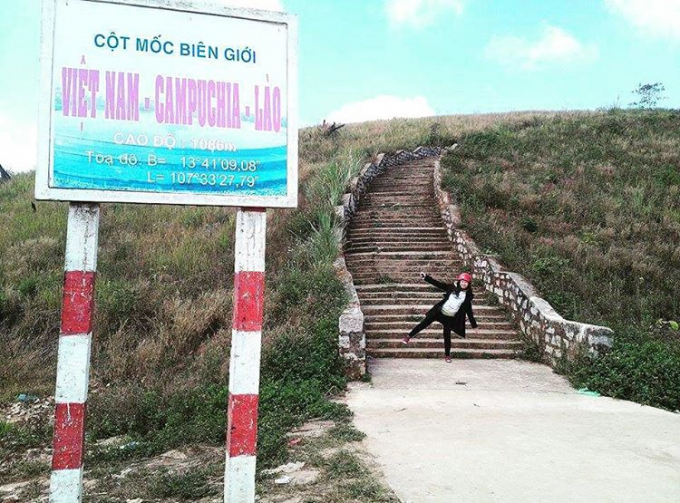 &nbsp;Leo những bậc thang để chạm đến h&igrave;nh tượng thi&ecirc;ng li&ecirc;ng của v&ugrave;ng bi&ecirc;n giới đất nước.&nbsp;