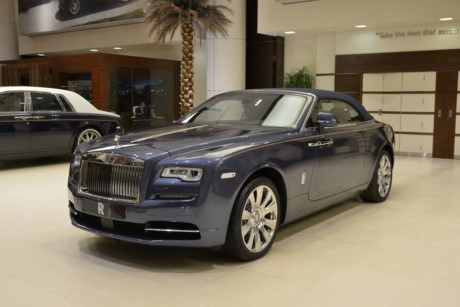 Nổi bật với ngoại thất sơn m&agrave;u Iguazu Blue k&egrave;m sọc v&agrave;ng viền dọc th&acirc;n xe.