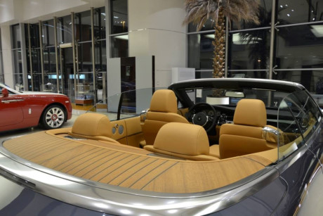 Kết hợp với nhau, nội v&agrave; ngoại thất xe tạo n&ecirc;n một sự tương phản mạnh mẽ, đặc biệt khi phần mui mềm được hạ xuống.