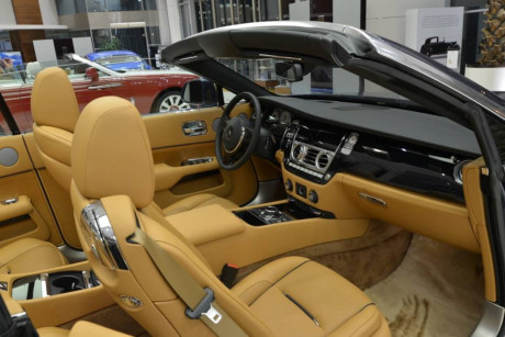 Rolls-Royce Dawn Dawn nổi bật với m&agrave;n h&igrave;nh độ ph&acirc;n giải cao 10,25 inch mới.