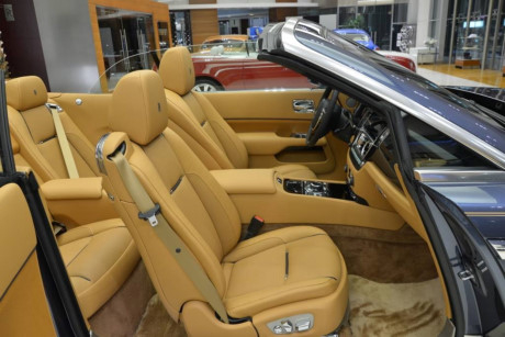 Xe sử dụng động cơ V12 6.6 l&iacute;t c&ocirc;ng suất 563 m&atilde; lực v&agrave; m&ocirc;-men xoắn 575 lb-fb.