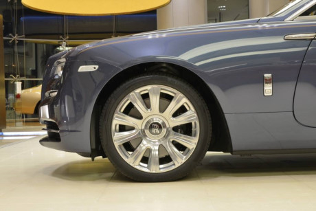 Xe c&oacute; thể tăng tốc từ 0 - 100 km/h trong 4,9 gi&acirc;y, v&agrave; c&oacute; vận tốc giới hạn 250 km/h.