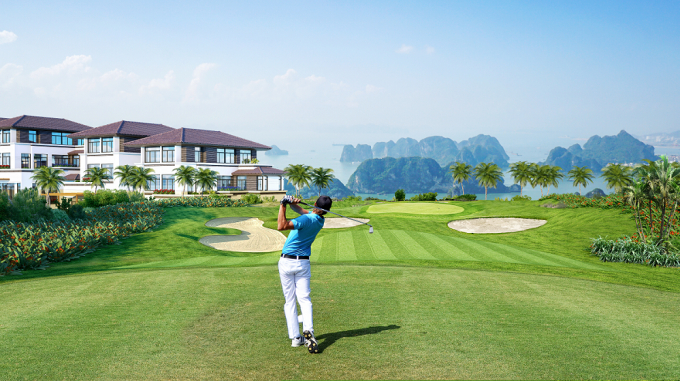 S&acirc;n golf hướng vịnh trong quần thể nghỉ dưỡng FLC Hạ Long.