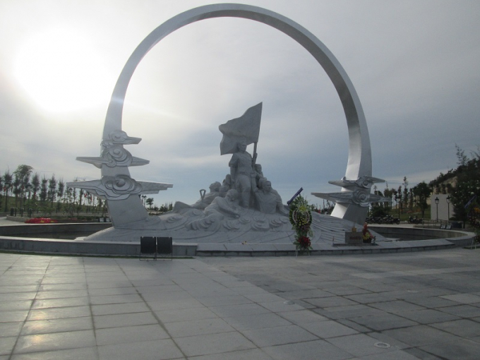 &nbsp; &nbsp; &nbsp; &nbsp; &nbsp;Trung t&acirc;mTượng đ&agrave;i Gạc Ma.