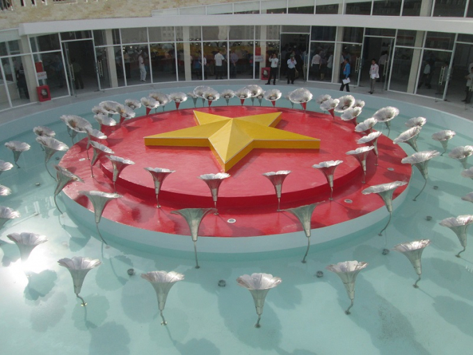 64 b&ocirc;ng hoa muống tượng trưng cho 64 chiến sỹ.