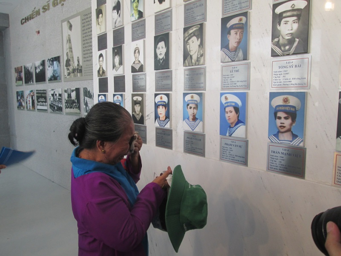 Người mẹ Việt Nam x&uacute;c động trước di ảnh của c&aacute;c con.