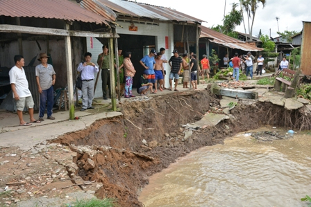 Hiện trường vụ sạt lở đất tại ấp Ph&uacute; Thạnh, thị trấn M&aacute;i dầm v&agrave;o chiều ng&agrave;y 12/7/2017