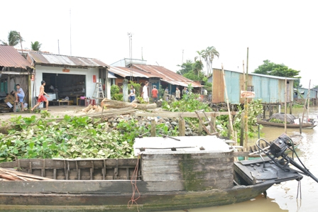 Người d&acirc;n ở khu vực đang c&oacute; nguy cơ sạt lở đất di chuyển vận dụng cần thiết đến nơi an to&agrave;n