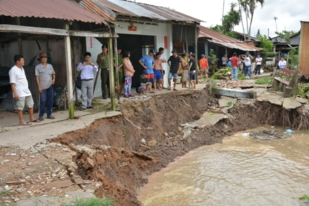 Hậu Giang:  Lại xảy ra sạt lở đất bờ sông, nhiều hộ dân hoang mang
