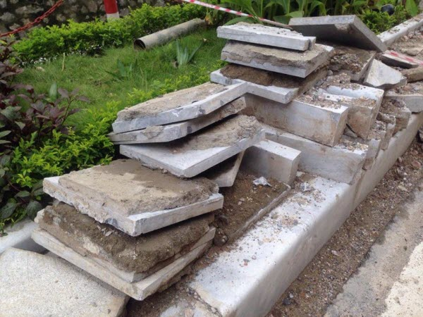 Ngổn ngang gạch, đất tr&ecirc;n đuờng.