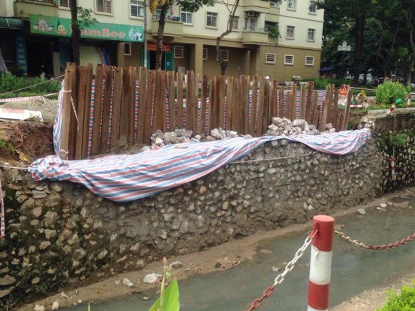 Đơn vị thi c&ocirc;ng đ&atilde; cho đ&oacute;ng cọc để ngăn chặn t&igrave;nh trạng sụt l&uacute;n.