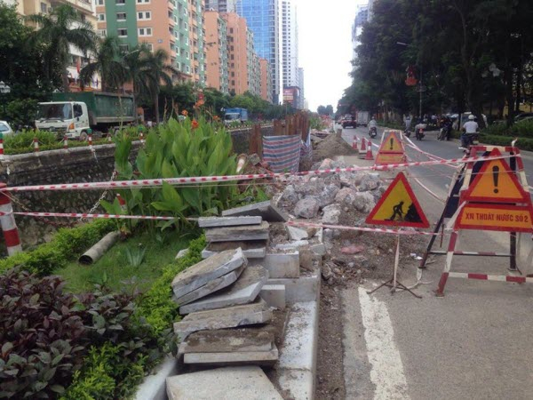 D&acirc;y c&ocirc;ng tr&igrave;nh được k&eacute;o xung quanh khu vực bị sạt lở cảnh b&aacute;o người đi đường.