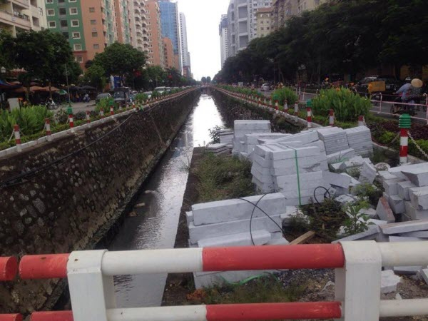 Những vật liệu như c&aacute;t, đ&aacute;, gạch được tập kết đ&ecirc;r thi c&ocirc;ng con đường.