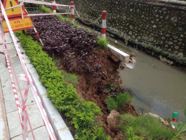 Nguơi d&acirc;n lo lắng vết sạt lở đang ng&agrave;y c&agrave;ng ăn s&acirc;u v&agrave;o ph&iacute;a trong đường nhựa.