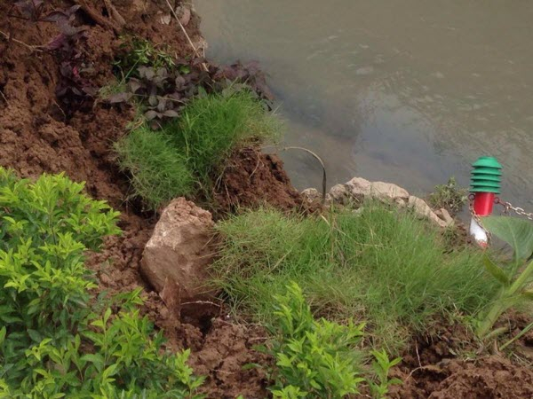 T&igrave;nh trạng mưa lớn k&eacute;o d&agrave;i l&agrave;m cho việc sạt lở c&agrave;ng trở n&ecirc;n phức tạp.