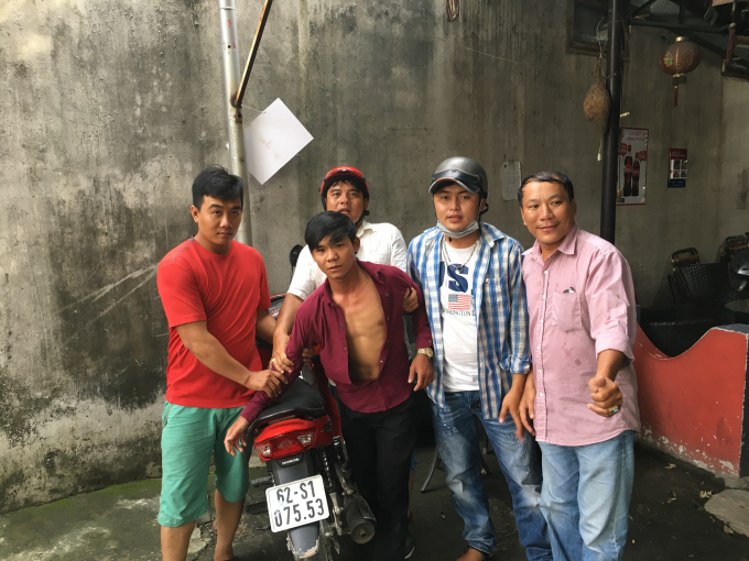 Đối tượng bị c&aacute;c hiệp sĩ đường phố khống chế.