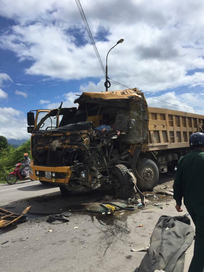 Đầu xe n&eacute;t b&eacute;t, t&agrave;i xế tử vong tr&ecirc;n xe.&nbsp;Ảnh FB TTMC24/7